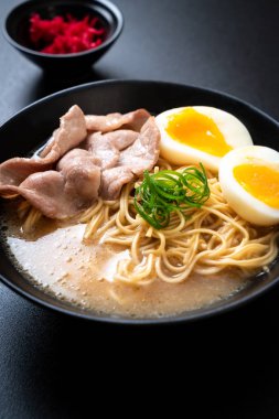 domuz eti ve yumurta - Japon tarzı ile TONKOTSU ramen erişte