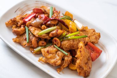 Kaju fıstığı - Asya gıda ile tavada kızartılmış tavuk