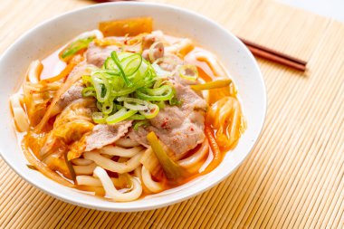 Udon ramen noodle ile domuz eti ve kimchi - Kore ve Japon gıda tarzı