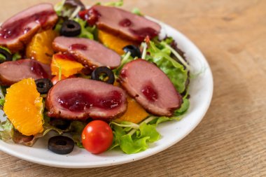 Izgara ördek göğsü sebze salatası ile