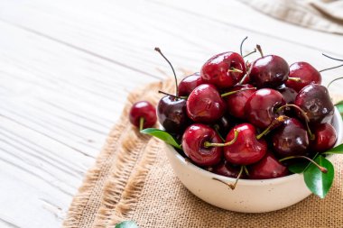 Ahşap arka planda taze kirazlar