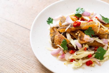 Baharatlı salatalı gevrek gourami balığı. Asya usulü.