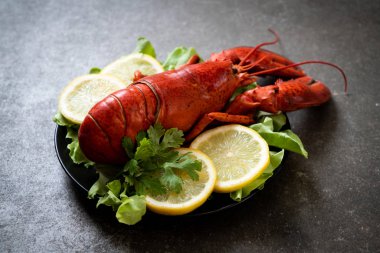 taze Haşlanmış istakoz sebze ve limon ile