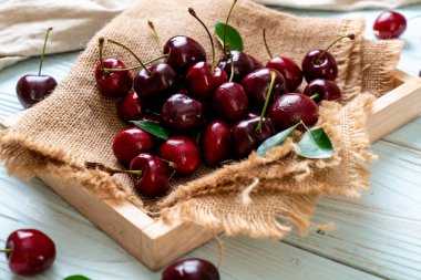 Ahşap arka planda taze kirazlar