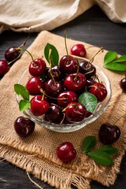 Ahşap arka planda taze kirazlar