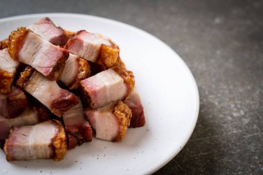 Kıtır kıtır domuz eti mi yoksa kızarmış domuz eti mi?