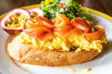 kek yumurta salatası tost ile somon füme