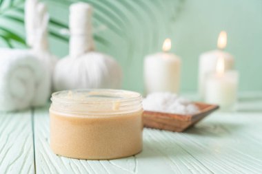 Ahşap zemin üzerine kurulmuş kaplıca tedavileri - Güzellik konsepti