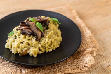 Pesto ve peynir ile ev yapımı Mantarlı Risotto