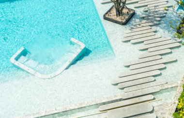 Havadan görünümü güzel lüks otel yüzme havuzu çare ile bir yürüyüş yolu