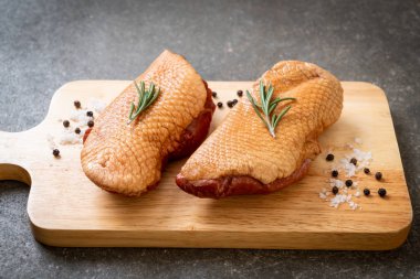 taze çiğ ördek göğsü malzemelerle ahşap tahta üzerinde