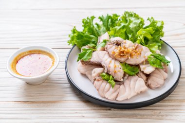 Soslu ve sebzeli haşlanmış balık sosu.