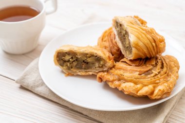 tavuk köri puf böreği ahşap arka plan üzerinde