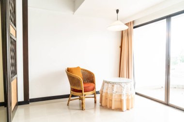 Boş masa ve sandalye oturma odası iç dekorasyonda