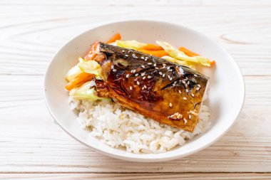 saba balık tepesinde tabağı - Japon tarzı üzerinde teriyaki soslu ızgara