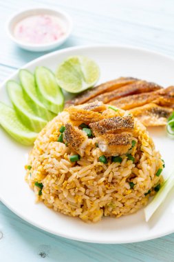gevrek gurami balığı - Asya gıda tarzı ile kızarmış pilav