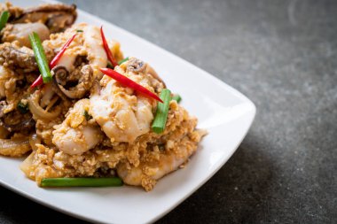 Karıştırılmış kalamar ya da tuzlu yumurtalı ahtapot - Asya deniz ürünleri tarzı