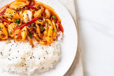 tavada kızartılmış ahtapot veya kalamar ve pirinç - Kore yemeği tarzı ile Kore baharatlı hamur (osam bulgogi)