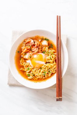 Kimchi ve yumurta - Korece ramen tarzı ile Kore anlık erişte