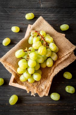 ahşap arka plan üzerinde taze yeşil üzüm