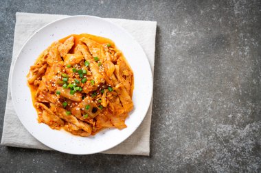 Kore usulü kimchi ile kızartılmış domuz eti.