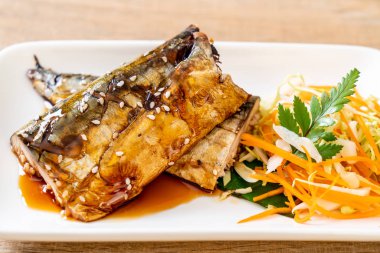 Teriyaki sosu - Japon yemekleri tarzı ile ızgara Saba Balık biftek