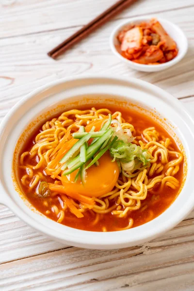 Fideos Instantáneos Picantes Coreanos Con Huevo Verdura Kimchi Estilo Comida — Foto de Stock
