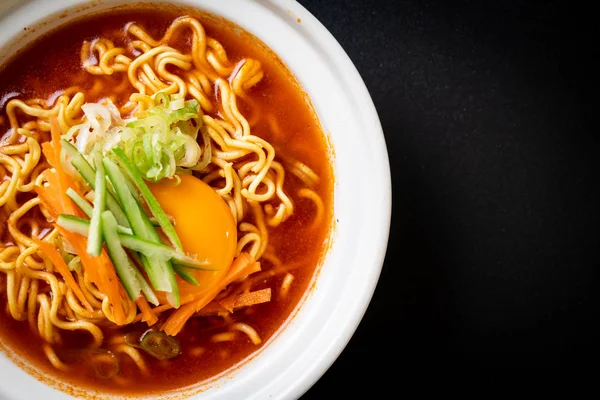 Nouilles Instantanées Épicées Coréennes Avec Oeuf Légumes Kimchi Style Alimentaire — Photo