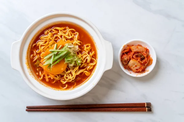 Nouilles Instantanées Épicées Coréennes Avec Oeuf Légumes Kimchi Style Alimentaire — Photo