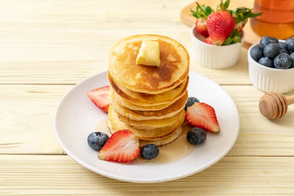 Pancake Butter Strawberries Blueberries Honey — Stock Photo, Image