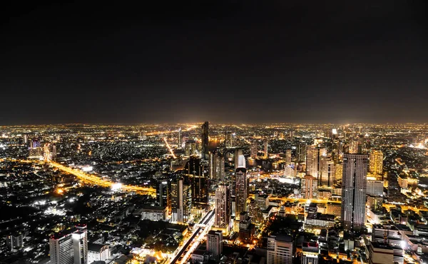 Güzel şehir mimarisi ve Bangkok cityscape Tayland gece bina