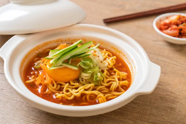 Mie Instan Pedas Korea Dengan Telur Sayuran Dan Kimchi Gaya — Stok Foto