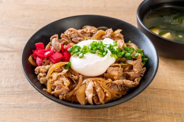 Yumurtalı domuz pirinci kasesi (Donburi) - Japon yemeği tarzı.