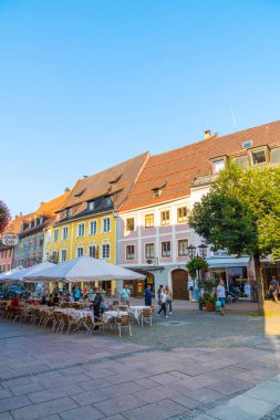 Fussen, Almanya - 28 Ağustos 2018: Street Cafe Fussen eski şehir şehir merkezinde. Fussen Bavaria, Almanya için küçük bir kasabadır.