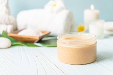 Ahşap zemin üzerine kurulmuş kaplıca tedavileri - Güzellik konsepti