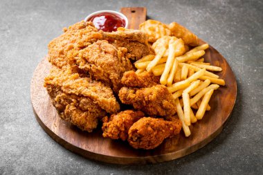 Kızarmış tavuk, patates kızartması ve nugget yemeği. Abur cubur ve sağlıksız yemek.