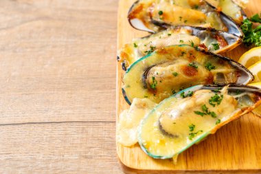 Peynirli taze midye.