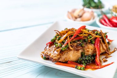 baharatlı tavada kızartılmış ve bitki ile Gruplayıcı balık fileto - Tay gıda tarzı