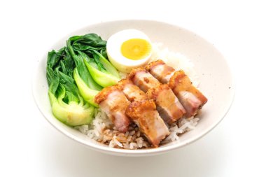 Beyaz arka plan üzerinde - Asya gıda tarzı izole tepesinde pirinç gevrek domuz yağı