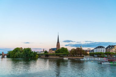 Frankfurt am Main manzarası twilight saat sırasında.