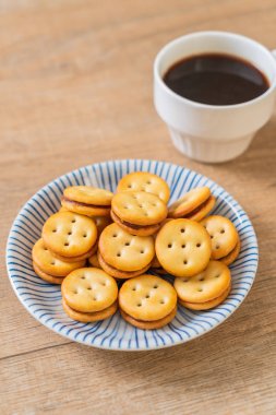 Hindistan cevizli bisküvi ve ananas reçeli.