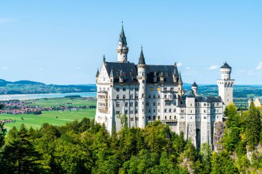 Neuschwanstein Şatosu Almanya'da Bavyera Alpleri, mavi gökyüzü ile güzel mimari