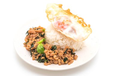 pilav ve kızarmış yumurta beyaz arka plan üzerinde izole fesleğen ile tavada kızartılmış domuz eti