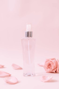 parfüm şişesi ile rose petal arka plan üzerinde