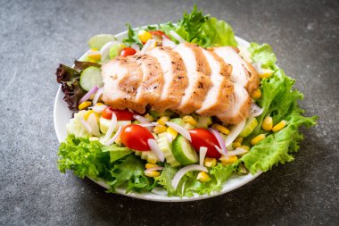 Tavuk göğsü - sağlıklı gıda tarzı ile sağlıklı salata kasesi