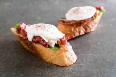 pastırma ve roket kahvaltı için yumurta benedict