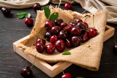 Ahşap arka planda taze kirazlar