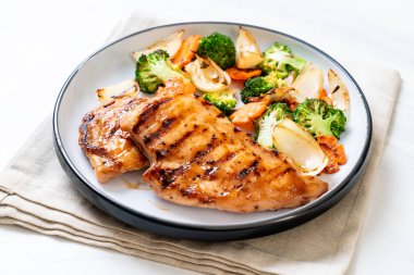 çukurunu tavuk göğsü biftek sebze (brokoli, havuç, soğan ile)