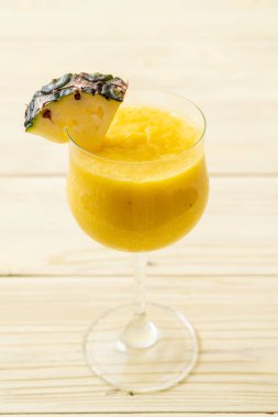 Tahta masada taze ananas suyu bardağı - Sağlıklı içecek
