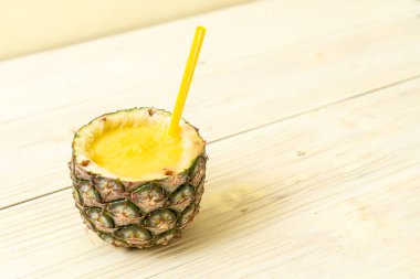 Tahta masada taze ananas suyu bardağı - Sağlıklı içecek